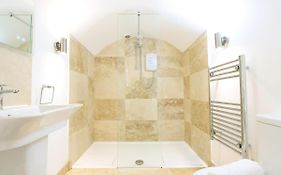 Spacious Boutique Apartment Clifton King Size Bed